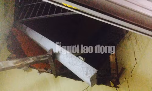 Một bức tường nhà dân gần đó bị sập