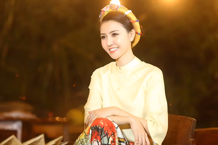 Nữ hoàng Sắc đẹp Toàn cầu 2016 Ngọc Duyên vừa tham gia buổi ghi hình chương trình truyền hình về kiến trúc tại Sài Gòn. Gần đây, cô đã hoàn thành vai nữ chính tại phim trường Đà Lạt. (Ảnh: NVCC)