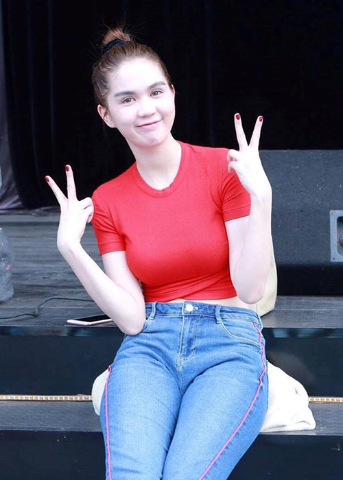 Cận Tết dương lịch 2017, Ngọc Trinh bận rộn đi tập kịch để biểu diễn trong liveshow của Gia Bảo. Trong liveshow diễn ra ngày 29/12, nữ người mẫu vào vai cô con dâu đanh đá, hà khắc với ba chồng. (Ảnh: Zing)