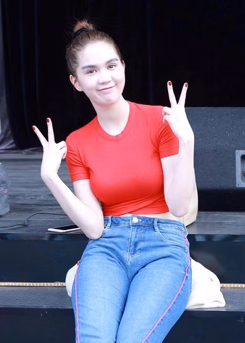 Cận Tết dương lịch 2017, Ngọc Trinh bận rộn đi tập kịch để biểu diễn trong liveshow của Gia Bảo. Trong liveshow diễn ra ngày 29/12, nữ người mẫu vào vai cô con dâu đanh đá, hà khắc với ba chồng. (Ảnh: Zing)