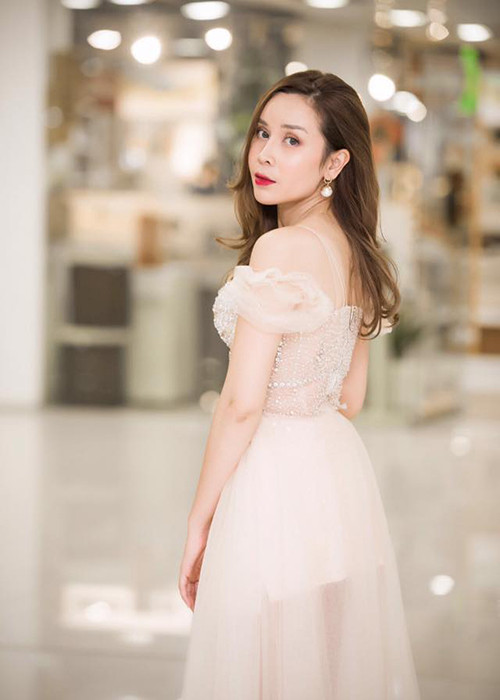 Sau khi thừa nhận đã trùng tu nhan sắc, nữ ca sĩ Lưu Hương Giang xuất hiện ở nhiều show diễn. Những ngày cuối năm 2016, bà mẹ hai con tham gia biểu diễn ở một sự kiện ở Hà Nội. (Ảnh: Facebook nhân vật)