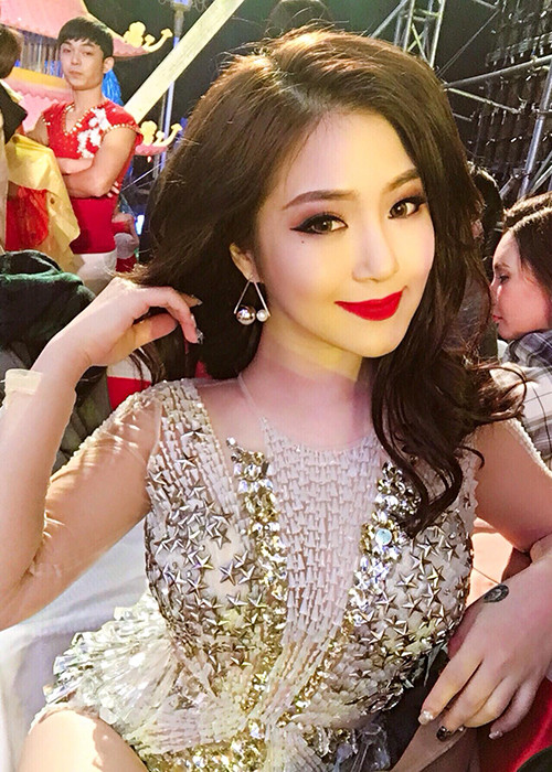 Những ngày cuối năm 2016, Hương Tràm chạy show liên tục. Ngày 28/12, cô biểu diễn ở Vĩnh Phúc. Vào ngày 31/12 tới đây, quán quân Giọng hát Việt mùa đầu tiên sẽ tham gia một chương trình ở Hà Nội. (Ảnh: Facebook nhân vật)