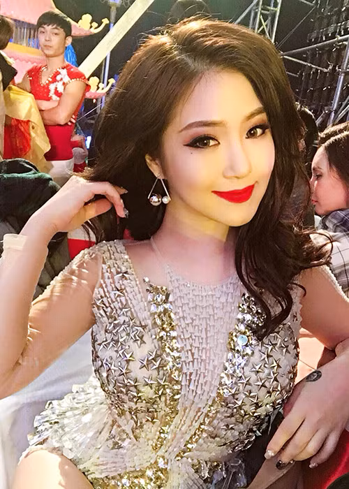 Những ngày cuối năm 2016, Hương Tràm chạy show liên tục. Ngày 28/12, cô biểu diễn ở Vĩnh Phúc. Vào ngày 31/12 tới đây, quán quân Giọng hát Việt mùa đầu tiên sẽ tham gia một chương trình ở Hà Nội. (Ảnh: Facebook nhân vật)