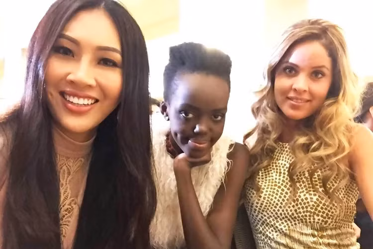 Mới nhất, các người đẹp của cuộc thi Hoa hậu Thế giới 2016 có dịp trổ tài làm bếp ở buổi thi nấu ăn. (Ảnh: Fanpage Miss World Vietnam)