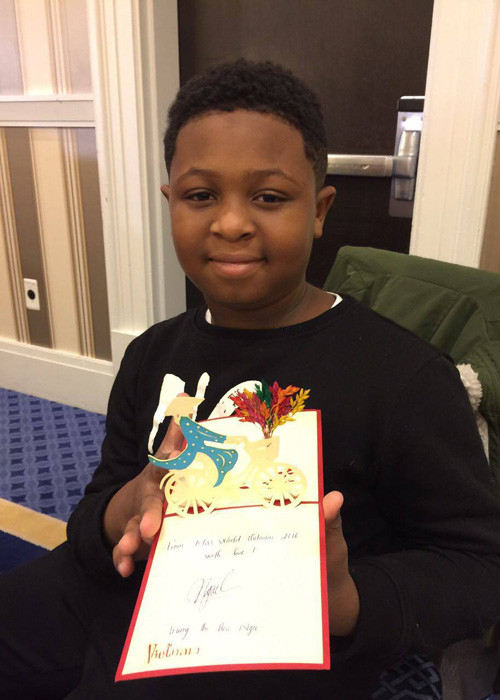 Diệu Ngọc đã tặng các em nhỏ những tấm thiệp xinh mang nhiều hình ảnh đặc trưng của Việt Nam. (Ảnh: Fanpage Miss World Vietnam)