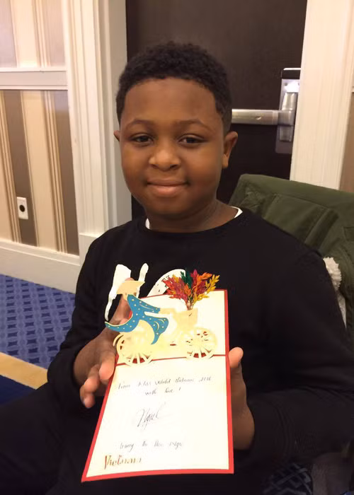 Diệu Ngọc đã tặng các em nhỏ những tấm thiệp xinh mang nhiều hình ảnh đặc trưng của Việt Nam. (Ảnh: Fanpage Miss World Vietnam)