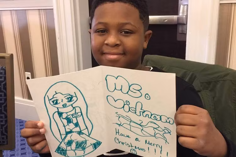 Các em nhỏ nước ngoài cũng đã đáp lại tình cảm của Diệu Ngọc bằng những bức vẽ vô cùng dễ thương. (Ảnh: Fanpage Miss World Vietnam)