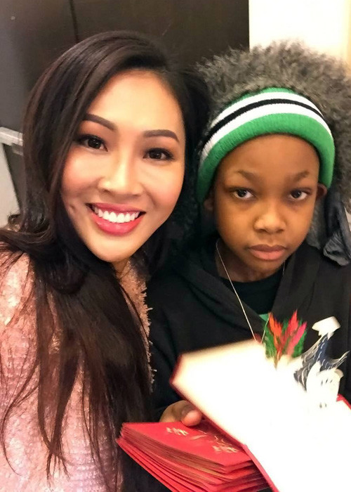 Diệu Ngọc vui vẻ tặng những món quà nhỏ nhưng đầy ý nghĩa cho trẻ em tại Mỹ. (Ảnh: Fanpage Miss World Vietnam)