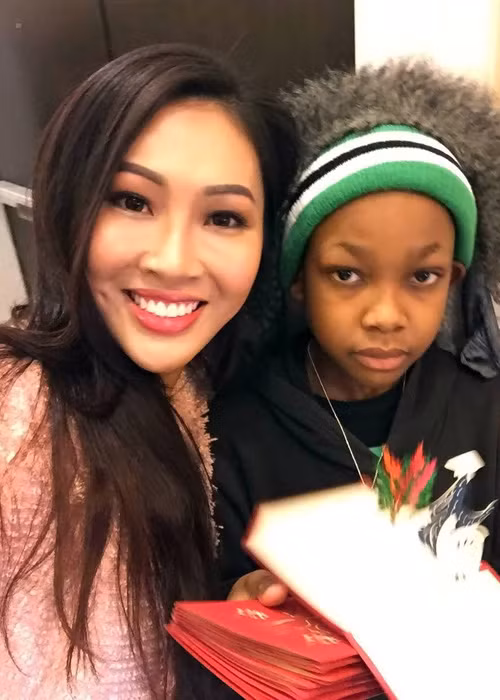 Diệu Ngọc vui vẻ tặng những món quà nhỏ nhưng đầy ý nghĩa cho trẻ em tại Mỹ. (Ảnh: Fanpage Miss World Vietnam)