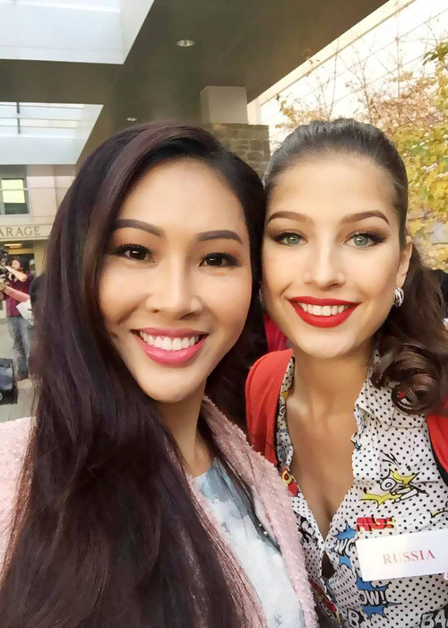 Diệu Ngọc thân thiết bên người đẹp 19 tuổi tự tin, tràn đầy năng lượng đến từ Nga. (Ảnh: Fanpage Miss World Vietnam)