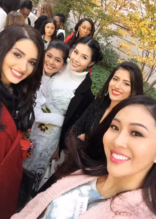 Người đẹp tâm sự cô như được quay về tuổi thơ khi lắng nghe chia sẻ của các em nhỏ về ước mơ trong tương lai. (Ảnh: Fanpage Miss World Vietnam)