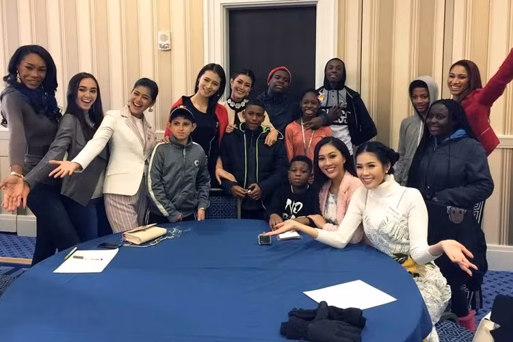 Trên trang cá nhân, Diệu Ngọc cho biết, cô đã có khoảng thời gian tuyệt vời bên các em nhỏ. (Ảnh: Fanpage Miss World Vietnam)