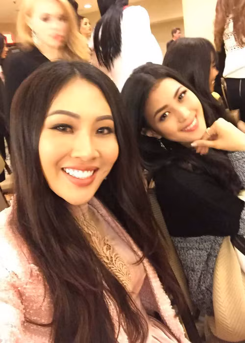 Sau chuyến thăm, Diệu Ngọc cùng các thí sinh khác đã tham gia buổi phỏng vấn. (Ảnh: Fanpage Miss World Vietnam)