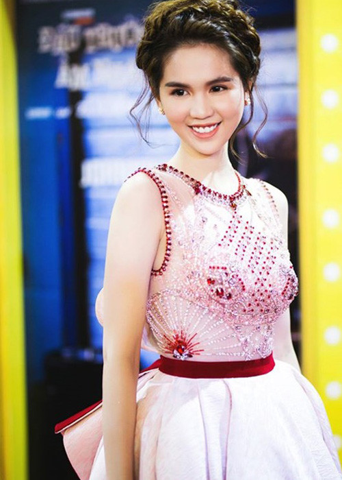 Ngọc Trinh đi du lịch nước ngoài, mua hàng hiệu tiền tỷ sau khi có bạn trai mới.