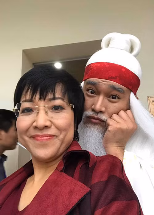 Cũng tham gia Gala Cười 2017, ca sĩ Minh Quân nhí nhảnh ở hậu trường bên MC Thảo Vân. (Ảnh: Facebook MC Thảo Vân)