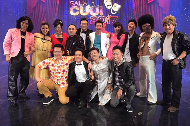 Dàn danh hài đình đám tham gia chương trình vui vẻ ghi lại ảnh kỷ niệm ở hậu trường. Năm nay, Gala Cười sẽ lên sóng vào mùng 2 Tết. (Ảnh: Facebook Minh Quân)