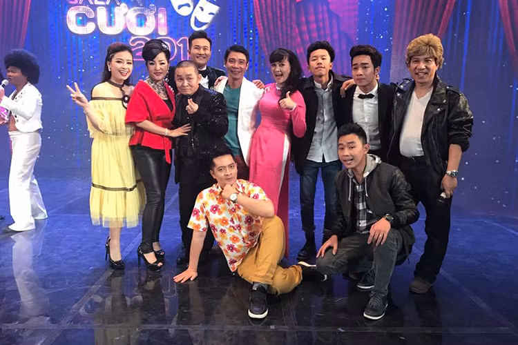 Hai danh hài đất Bắc: Công Lý (áo vest trắng) và Vân Dung (áo dài màu hồng) cũng góp mặt trong Gala Cười 2017. (Ảnh: Facebook Minh Quân)