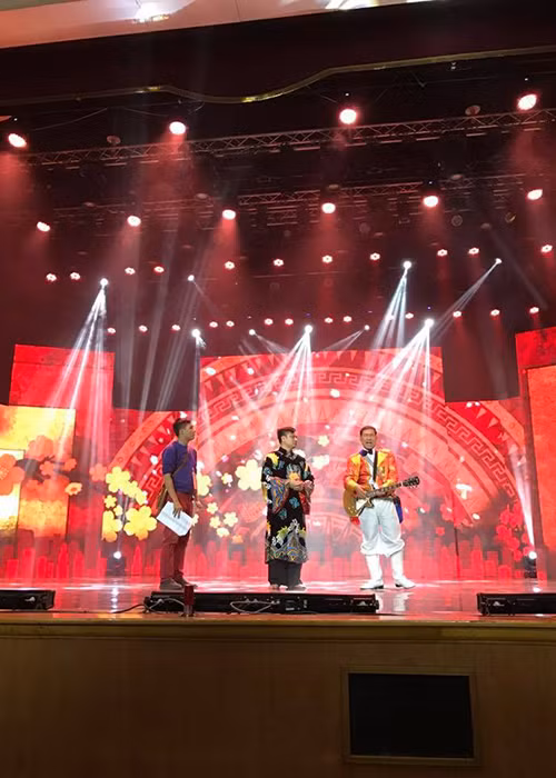 Hình ảnh nghệ sĩ Tự Long (ở giữa) và nghệ sĩ Quang Thắng trong một tiểu phẩm của chương trình. (Ảnh: Facebook Minh Quân)