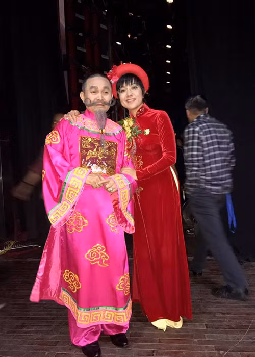 Danh hài Xuân Hinh cũng tham gia buổi ghi hình Gala cười 2017. Được biết, đây là năm đầu tiên nam nghệ sĩ góp mặt trong chương trình này. (Ảnh: Facebook MC Thảo Vân)