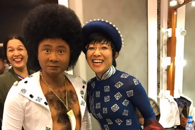 Ở hậu trường, các nghệ sĩ đã có những phút giây hài hước. Trong ảnh, Tự Long khiến khán giả khó nhận ra khi hóa thân giọng chính của nhóm nhạc Boney M. (Ảnh: Facebook MC Thảo Vân)