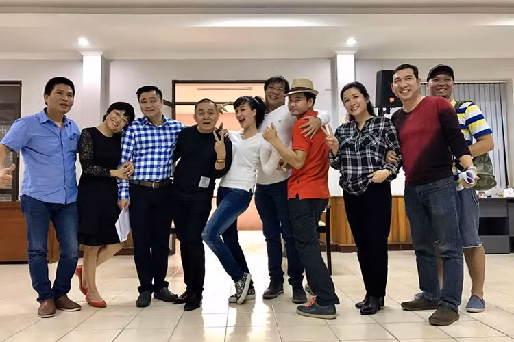 Vừa qua, các nghệ sĩ tham gia chương trình Gala Cười 2017 đã miệt mài tập luyện để mang đến những tiết mục hài đặc sắc. (Ảnh: Facebook MC Thảo Vân)