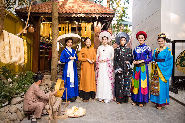 Tú Anh vui vẻ chụp hình các người mẫu khác cũng tham gia trình diễn bộ sưu tập áo dài của NTK Lan Hương.