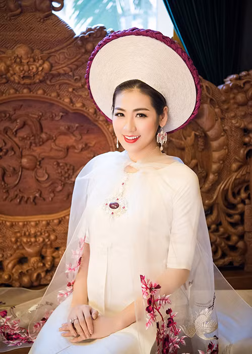 Tú Anh trình diễn trang phục của NTK Lan Hương. Được biết, đây là lần đầu tiên cô diện áo dài của nhà thiết kế này.