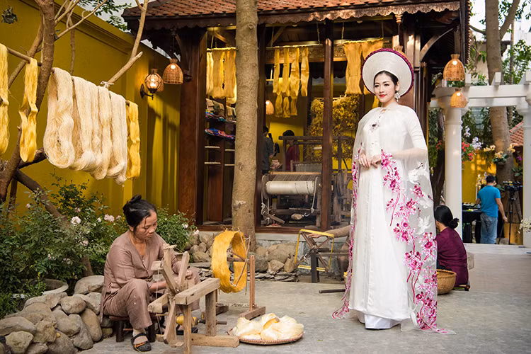 Cô may mắn được hai biên tập viên kỳ cựu: Ngọc Trinh và Thụy Vân đào tạo trong quá trình thực tập.