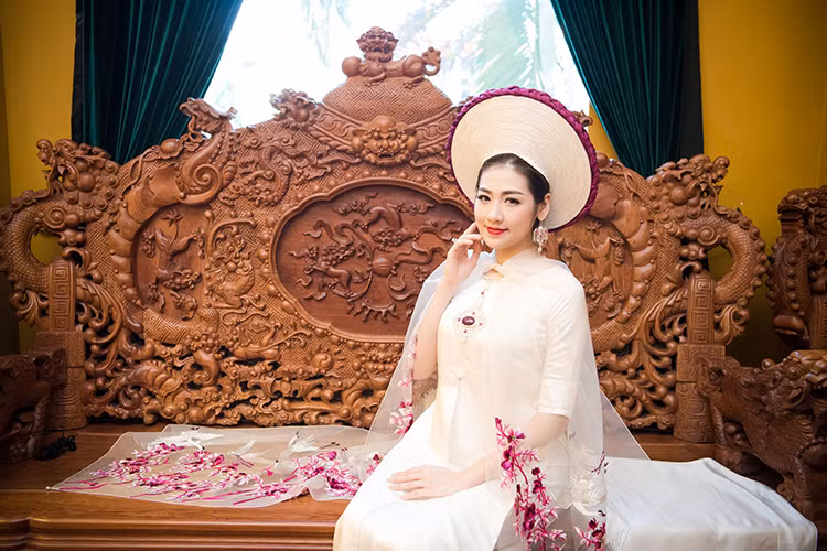 Á hậu 1 cuộc thi Hoa hậu Việt Nam 2012 khoe vẻ kiều diễm với áo dài cách tân kết hợp với mấn đội đầu.