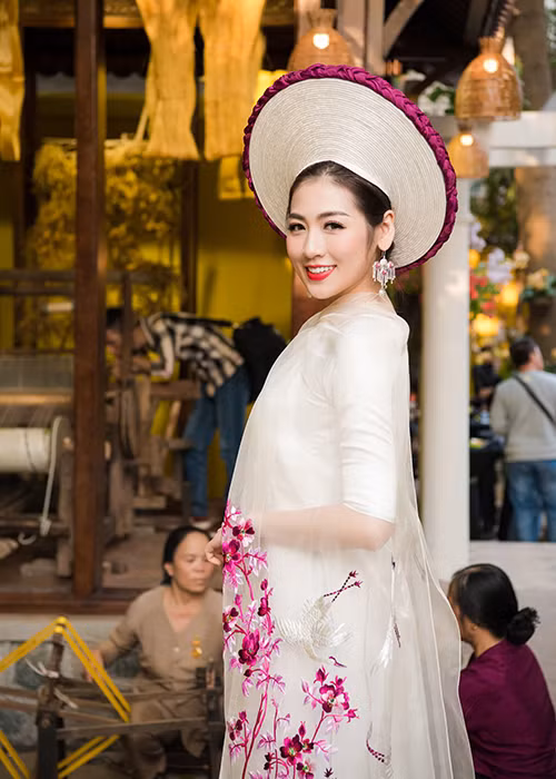 Sau khi tốt nghiệp chuyên ngành báo Phát thanh của Học viện Báo chí và Tuyên truyền, Tú Anh đã thực tập tại Đài truyền hình Việt Nam.