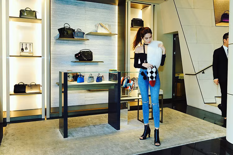 Gu thoi trang cua Ngoc Trinh khi sang My gap ban trai-Hinh-15