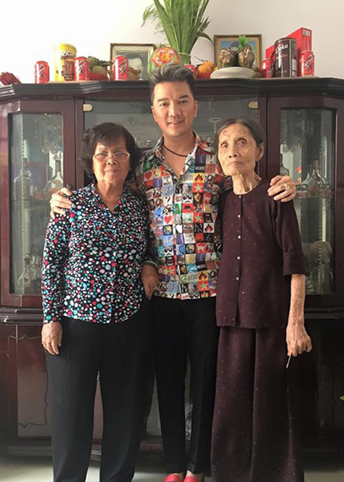 Dù biết chia sẻ sẽ vấp phải những ý kiến trái chiều nhưng Đàm Vĩnh Hưng vẫn quyết định nói ra sự thật. Lý do Mr Đàm buộc phải làm điều đau lòng này là vì không muốn có thêm bất cứ ai trở thành nạn nhân của mẹ anh.(Ảnh: Vietnamnet)