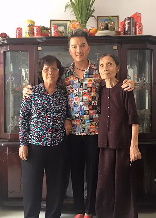 Dù biết chia sẻ sẽ vấp phải những ý kiến trái chiều nhưng Đàm Vĩnh Hưng vẫn quyết định nói ra sự thật. Lý do Mr Đàm buộc phải làm điều đau lòng này là vì không muốn có thêm bất cứ ai trở thành nạn nhân của mẹ anh.(Ảnh: Vietnamnet)