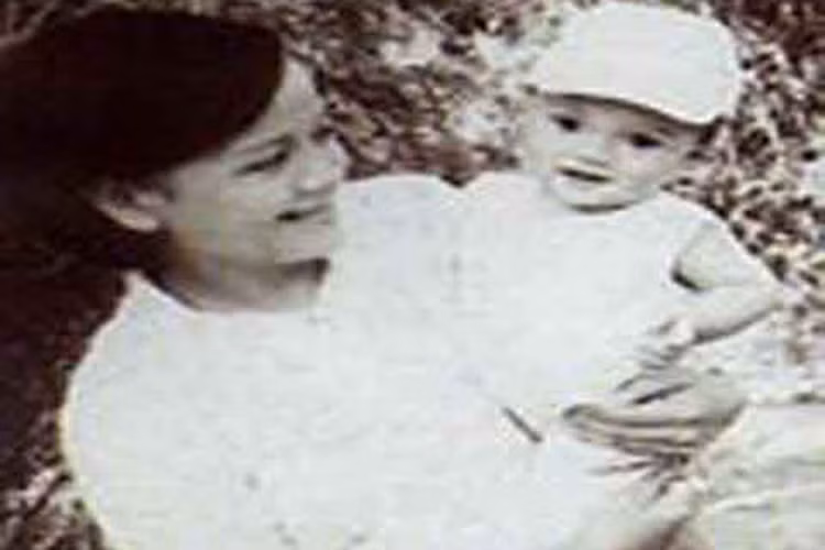 Ngoài ra, từng hát hàng trăm ca khúc trong suốt nhiều năm làm nghệ thuật nhưng Đàm Vĩnh Hưng chỉ hát duy nhất một bài về mẹ. Anh cho biết, khi hát ca khúc “Mẹ”, anh muốn cảnh tỉnh mẹ nhưng điều này thật khó. (Ảnh: Tiền Phong)