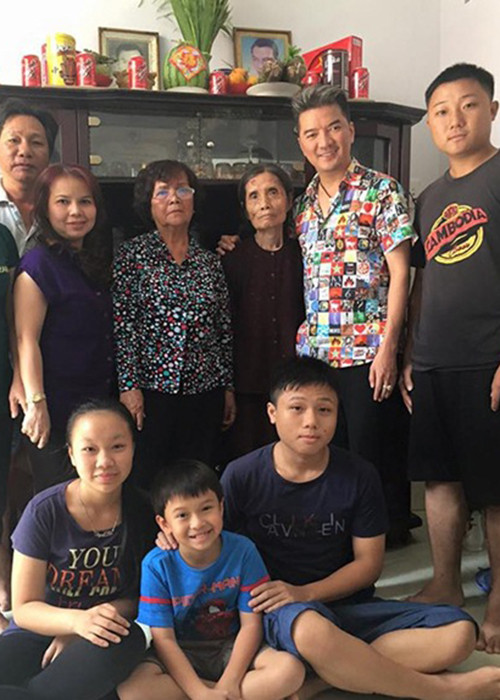 Được biết, mẹ ruột của Đàm Vĩnh Hưng tên Trần Thị Thọ. Kể từ trước đến nay, bà ít khi lộ diện trước công chúng. Những hình ảnh của “ông hoàng nhạc Việt” bên đấng sinh thành cũng rất hiếm hoi. (Ảnh: Khám Phá)