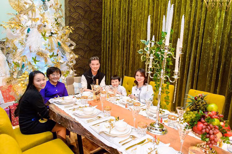 Hình ảnh Đàm Vĩnh Hưng bên mẹ vào dịp Giáng sinh năm 2015 trong căn biệt thự của nam ca sĩ tại quận 10, TP HCM. Theo lời Mr Đàm, căn nhà là tài sản duy nhất còn lại của anh sau biến cố nợ nần của mẹ. (Ảnh: Facebook nhân vật)