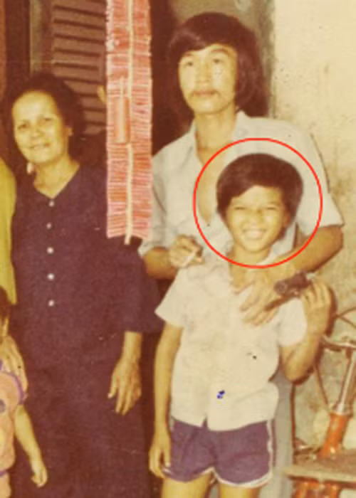 Đàm Vĩnh Hưng từng kể, anh đã trải qua một tuổi thơ nhiều sóng gió. Sau chiến tranh, bố anh trở về sống với vợ cả khiến Mr Đàm và mẹ phải tha phương cầu thực nhiều nơi. (Ảnh: Thế giới văn hóa)