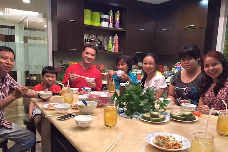 Theo lời Mr Đàm, mẹ ruột của anh từng là một sinh viên ngành y với ước mơ trở thành một bác sĩ. Tuy nhiên, năm 22 tuổi, mẹ của Đàm Vĩnh Hưng từ bỏ tất cả để sống chung với bố của anh dù biết ông đã có gia đình. (Ảnh: Facebook nhân vật)