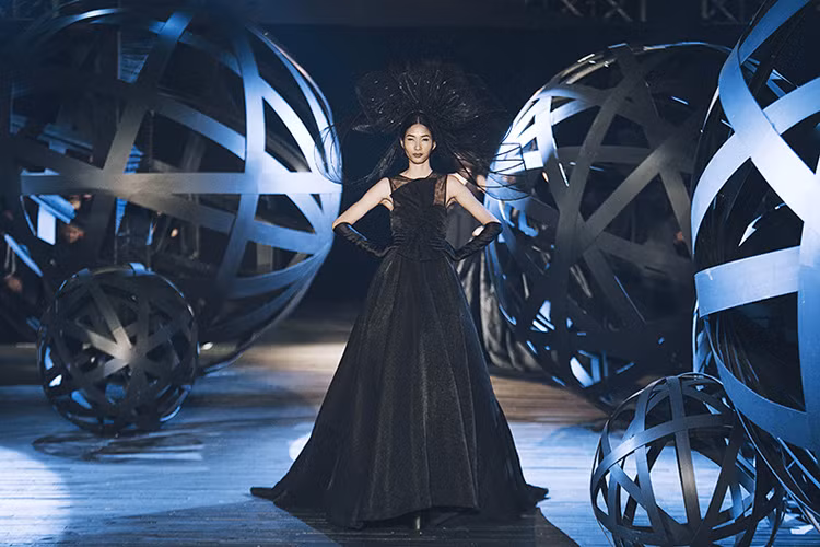 Show diễn cá nhân thứ 9 mang tên “The little black dress - Huyền thoại những chiếc đầm đen” của NTK Đỗ Mạnh Cường vừa diễn ra tại TP HCM.