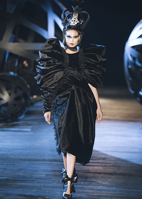 Kết hợp với trang phục của Đỗ Mạnh Cường là những chiếc vương miện tượng trưng cho sức mạnh của nữ quyền.