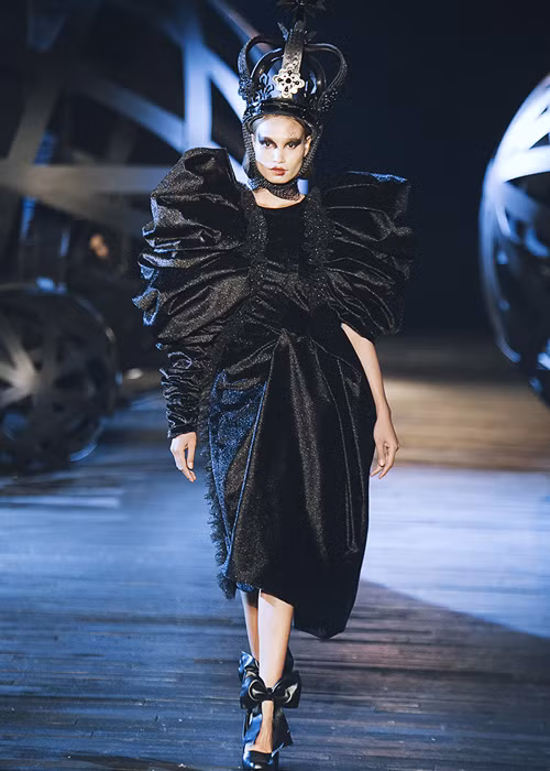 Kết hợp với trang phục của Đỗ Mạnh Cường là những chiếc vương miện tượng trưng cho sức mạnh của nữ quyền.