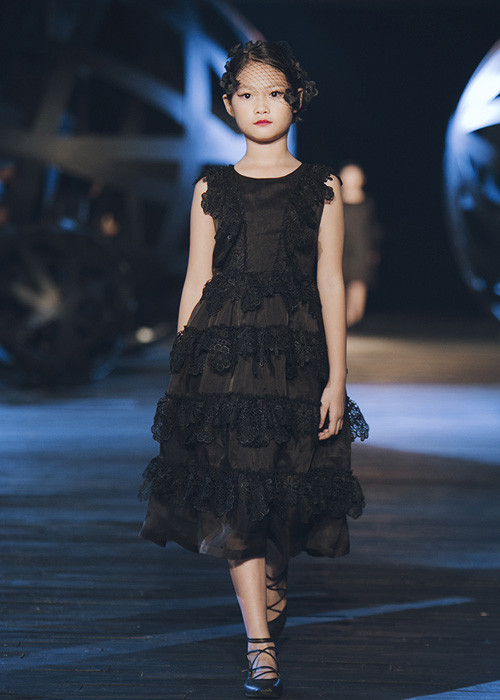 Trang phục trẻ em được Đỗ Mạnh Cường và ê-kíp đầu tư một cách chỉn chu không hề thua kém trang phục dành cho người lớn.