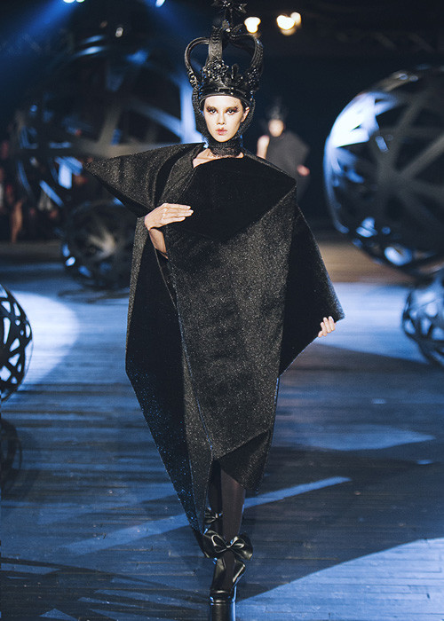 Đặc biệt, ở phần kết của show diễn, nam thiết kế họ Đỗ mang đến những thiết kế Avant - Garde vốn là phong cách yêu thích của anh.