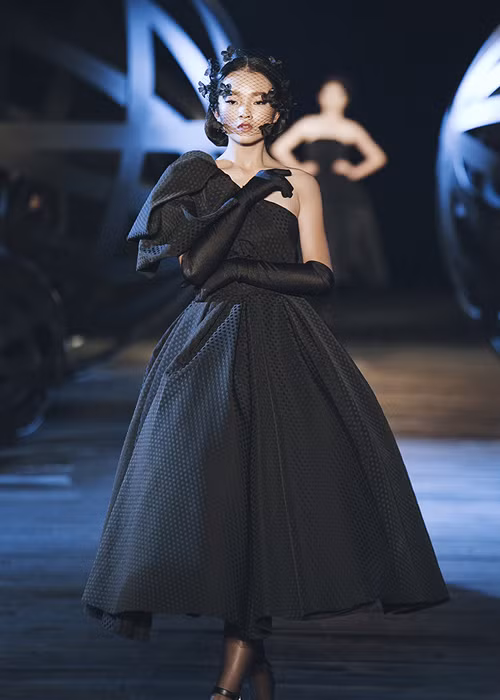 Mở màn show diễn là các thiết kế mang tính ứng dụng cao đã làm nên tên tuổi của nam thiết kế họ Đỗ trong những năm qua.