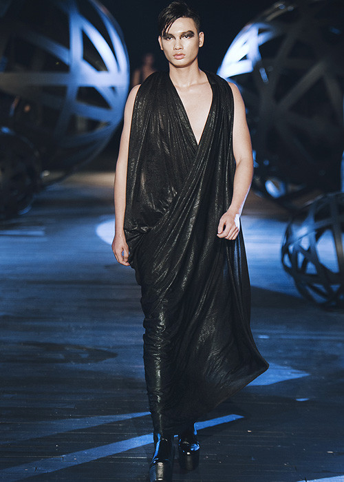 Show diễn “Huyền thoại những chiếc đầm đen” của Đỗ Mạnh Cường tiếp nối với bộ sưu tập độc đáo dành cho nam giới.