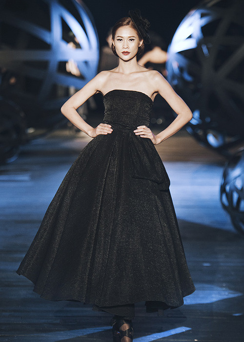 Với sắc đen làm chủ đạo, Đỗ Mạnh Cường tập trung khai thác sự mới mẻ ở họa tiết hay kỹ thuật dệt vải. Tinh thần tối giản cũng luôn được đề cao trong đường cắt hay cách dựng phom.