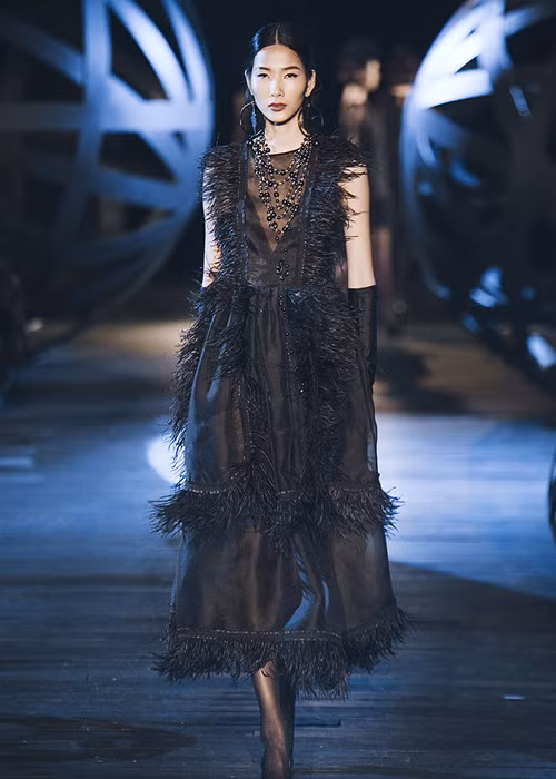 Bộ sưu tập của Đỗ Mạnh Cường đưa người xem đến với thế giới của sắc đen huyền diệu qua câu chuyện liền mạch của quá khứ, hiện tại và tương lai.