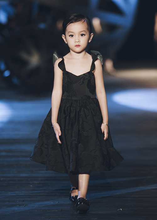 Trong bộ sưu tập cá nhân thứ 9 này, Đỗ Mạnh Cường còn giới thiệu đến khán giả các mẫu thiết kế dành cho trẻ em.