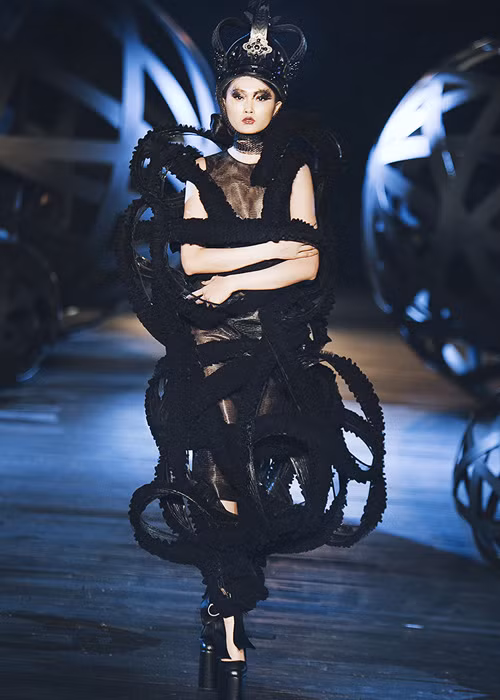 Với trang phục phom dáng đầm bình thương, Đỗ Mạnh Cường đã phá vỡ mọi quy tắc để mang đến cái nhìn mới bằng những kỹ thuật dựng phom khác lạ, xử lý chất liệu đặc biệt.