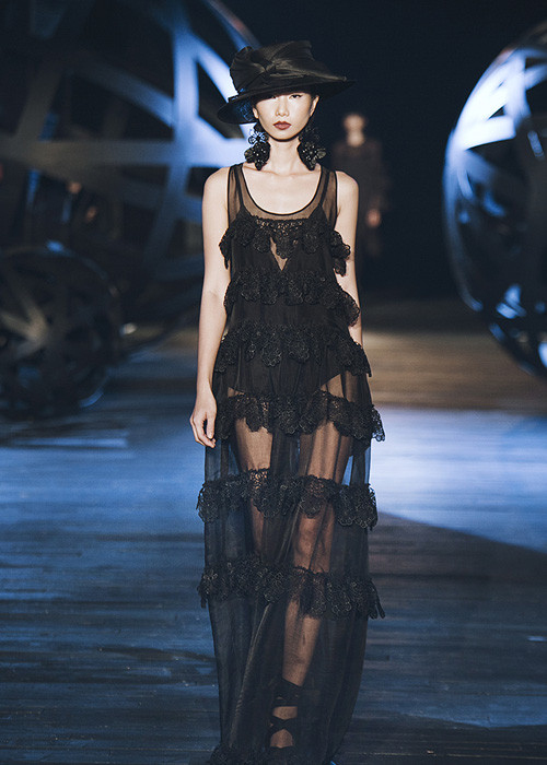 Show diễn đã giới thiệu đến giới mộ điệu bộ sưu tập được chia thành bốn phần với những khác biệt nhất định trong cách thể hiện và tư duy thẩm mỹ.